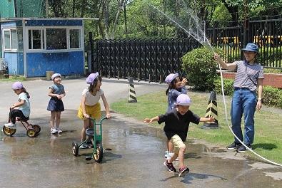 暑い日は水遊び！