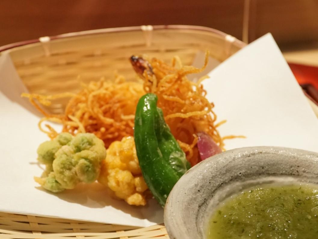 鮨だけでなく幅広い和食の技術を惜しみなく詰め込んだお任せメニューが看板メニュー