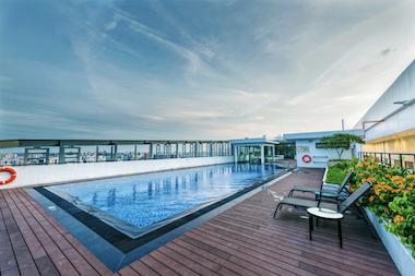 オフィスの屋上にはプールとジムが付いています。いつでも無料で自由に使えますよ。 午後8時前まで明るいので、お仕事帰りにも安心して使えます。