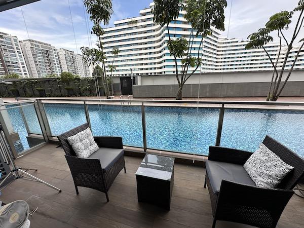 バルコニーからは、セミプライベートプールに直接アクセスできます。