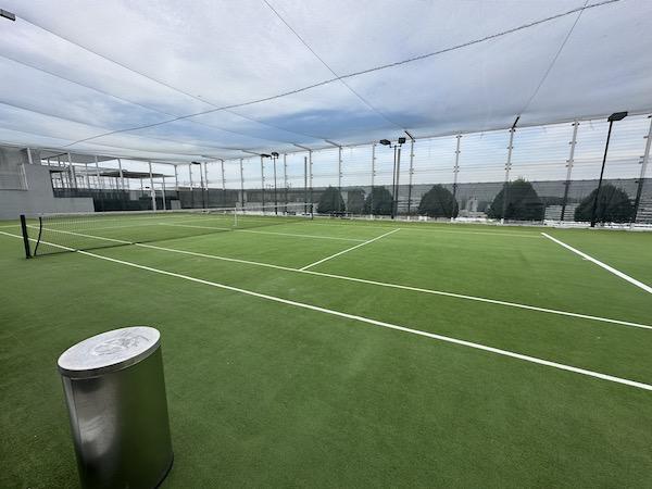 屋上にはフルサイズのテニスコートも２面併設されています。