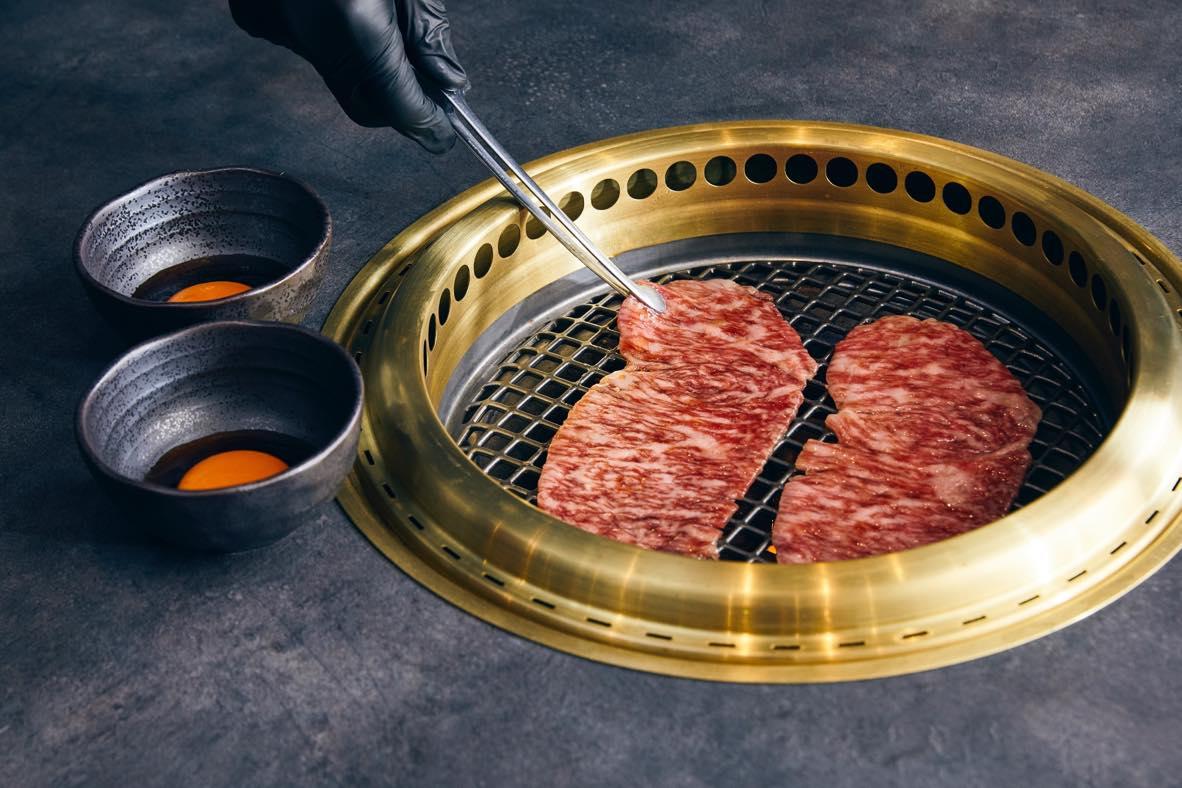 スタッフが肉を焼き上げます