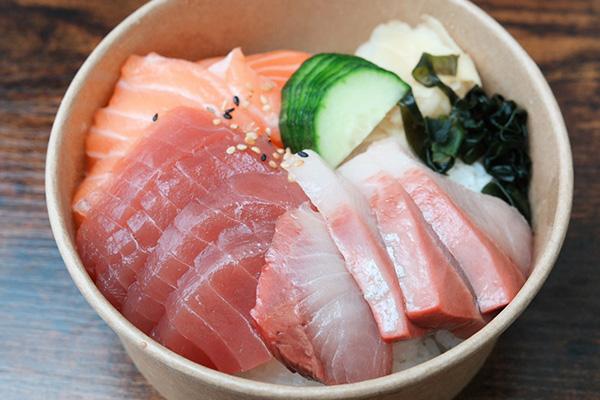 人気商品海鮮丼！破格の値段とボリュームでご提供